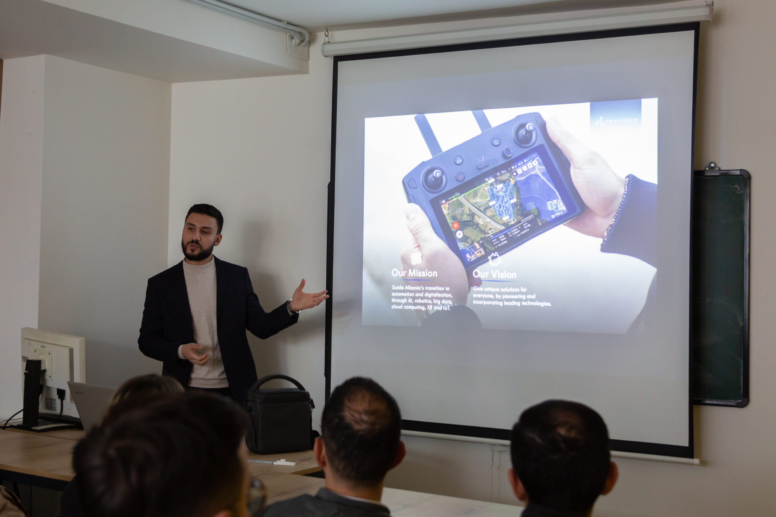 Leksion i hapur nga Arbi Bamllari me temë “Inteligjenca Artificiale dhe Robotika në Startup-e