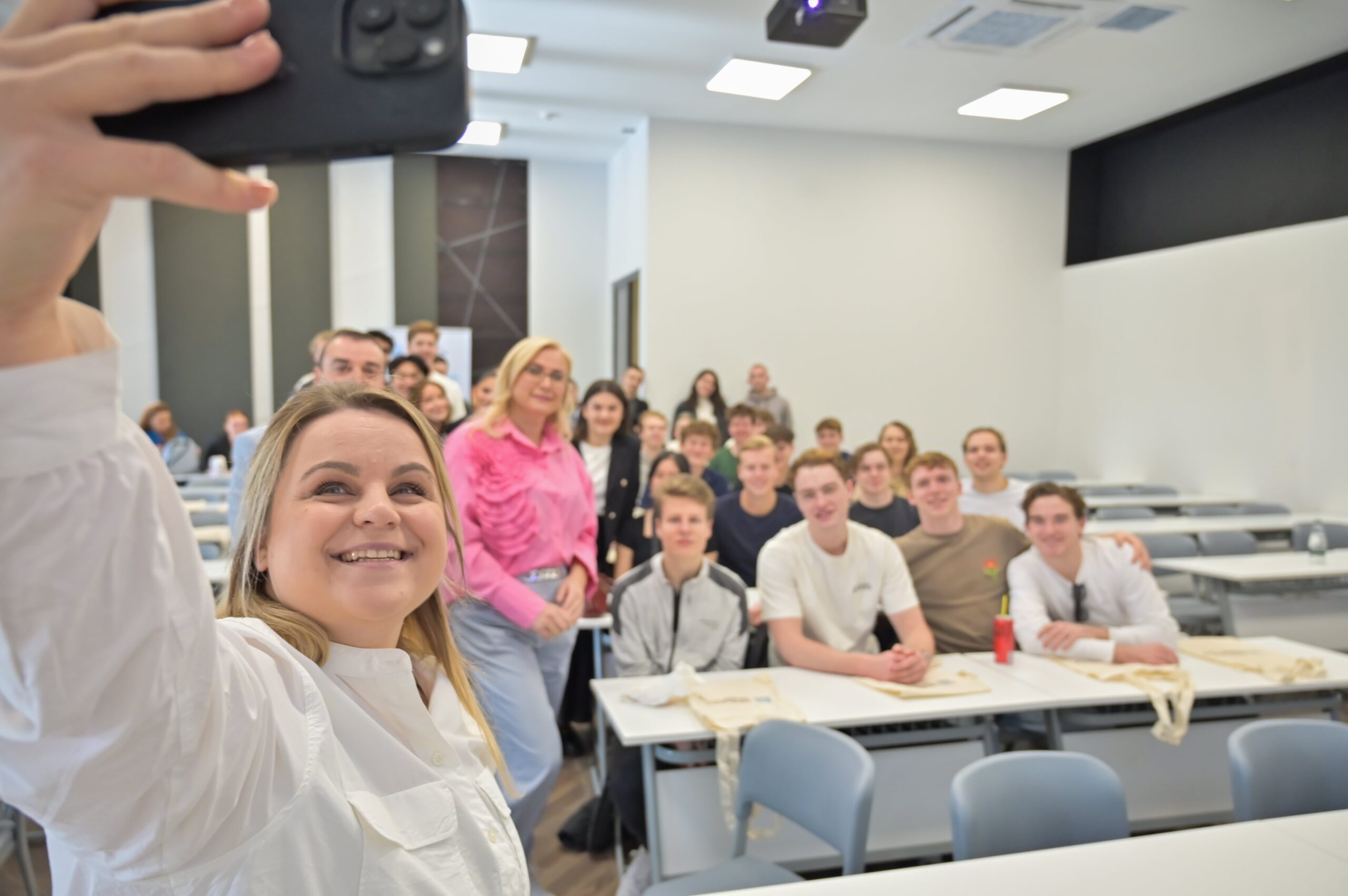 15 Studentë të huaj në Shqipëri dhe 16 shqiptarë në Evropë